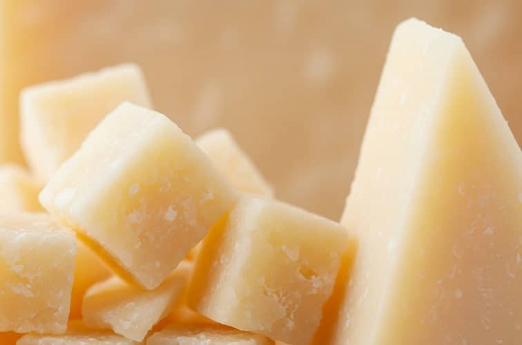 Parmigiano Reggiano Nahaufnahme gewürfelt