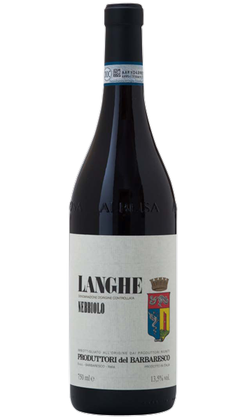 Nebbiolo Langhe DOC - Produttori del Barbaresco <h3>Nebbiolo Langhe DOC di Produttori del Barbaresco - frutto rosso e speziatura piemontese</h3> <p>Questo Nebbiolo in purezza proviene dai vigneti più giovani dei soci, distribuiti nel territorio intorno a Barbaresco. Le uve maturano su terreni ricchi di calcare e argilla, in parcelle con esposizioni differenti. Ne nasce un"espressione accessibile della varietà, che conserva il tipico equilibrio tra frutto fragrante, fresca acidità e tannino deciso, mostrandosi però aperta e invitante prima dei Barbaresco della cantina, affinati più a lungo.</p> <h3>Breve maturazione in grandi botti di rovere</h3> <p>Dopo la fermentazione, il vino rimane a contatto con le bucce per circa 20 giorni. Questo periodo gli conferisce colore, profondità aromatica e una trama tannica ben definita. Segue un affinamento di alcuni mesi in grandi botti di rovere. Il legno non emerge nel gusto, ma arrotonda delicatamente il vino, lasciando in primo piano il frutto, la speziatura e il carattere vivace del Nebbiolo.</p> <h3>Ciliegia rossa, fiori e finale speziato</h3> <p>Al naso si riconoscono ciliegie rosse e piccoli frutti, accompagnati da richiami floreali e da una fine speziatura. Al palato il Langhe Nebbiolo è di media struttura ed equilibrato. L"acidità succosa mantiene il frutto fresco, mentre i tannini percepibili ma non pesanti danno precisione al sorso. Nel finale emergono note pepate e leggermente erbacee, che prolungano piacevolmente il nucleo fruttato.</p> <h3>Un Nebbiolo disinvolto per la cucina italiana</h3> <p>Con una pizza alla salsiccia, la sua acidità accompagna bene il pomodoro, mentre il tannino trova equilibrio nella sapidità della carne. Sono molto riusciti anche gli abbinamenti con pappardelle al ragù, pollo arrosto al rosmarino o costoletta di vitello con verdure al forno. Anche melanzane leggermente piccanti si accordano con la sua freschezza e la sua speziatura. È quindi un rosso ideale per una cena rilassata, in cui il Nebbiolo può essere gustato con naturalezza.</p>